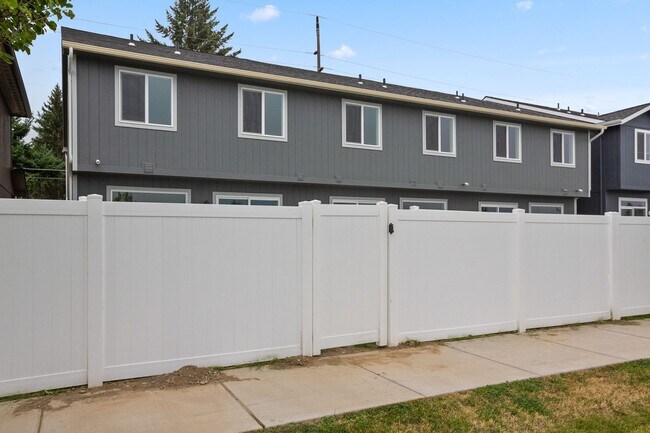 Building Photo - 3 bedroom 2.5 bathroom End Unit Modern Tow...