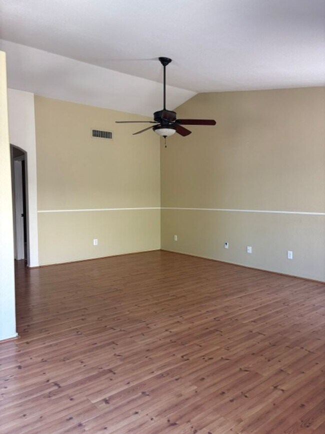 Building Photo - LOVELY SINGLE LEVEL 3 BEDROOM W/DEN 2 BATH PEORIA HOME VERY CLEAN!