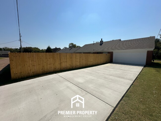 Building Photo - 6726 State Line Rd