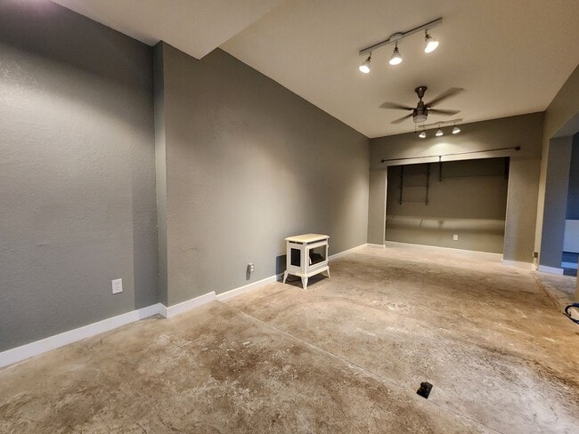 Building Photo - 112 10th St