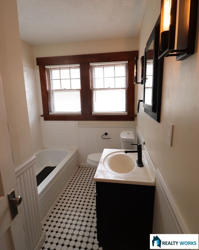 Building Photo - 2 Bedroom House for Rent