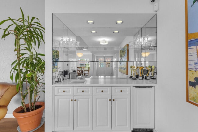 Building Photo - 17 Lugo Dr