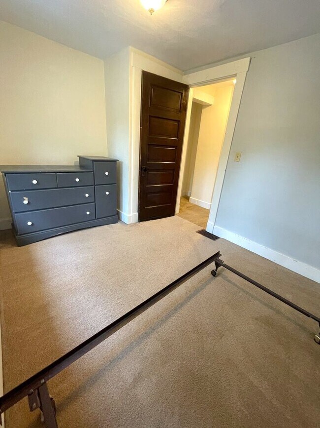 Building Photo - 117 E Davis Ave