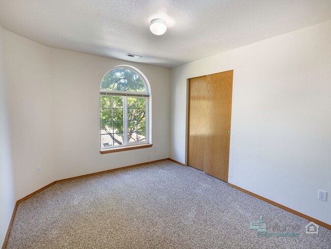 Building Photo - Stunning 3 bedroom 2.5 bathroom Home