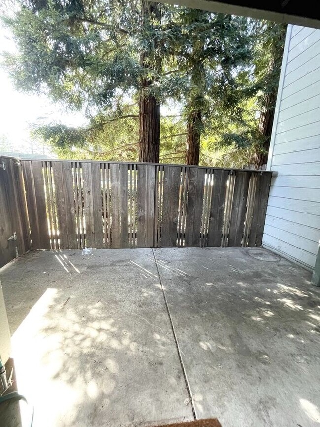 Building Photo - Spacious 2 Bedroom Condo with Garage — Min...