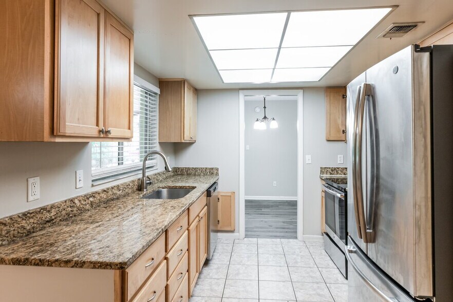 Building Photo - 2701 Kinnon Dr