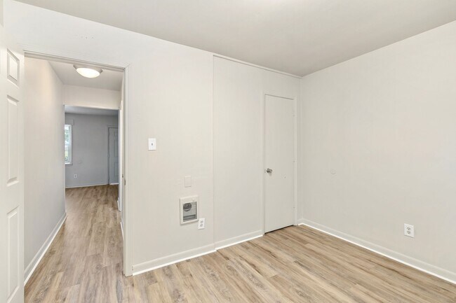 Building Photo - Newly Renovated 5 Bedroom Unit!