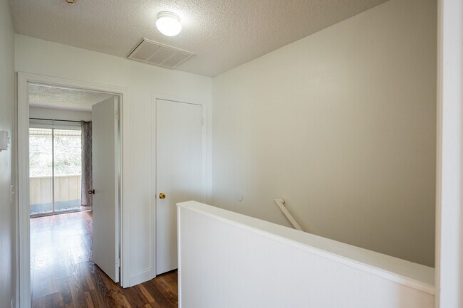 Building Photo - 156 Ivy Ln