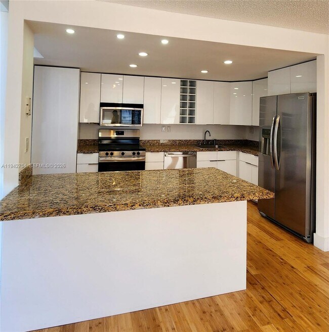 Building Photo - 600 NE 36th St