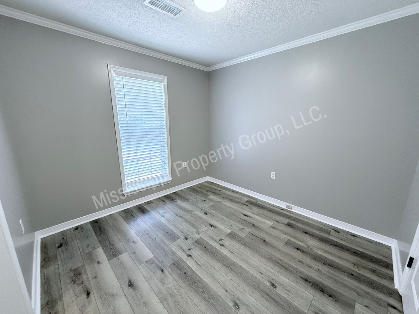 Building Photo - 2112 Harris Dr