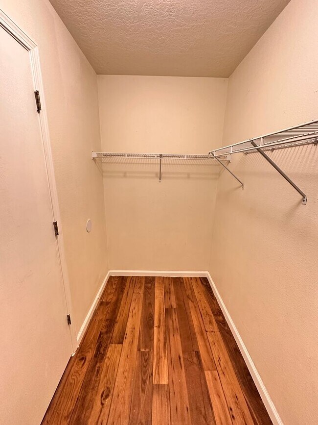 Building Photo - *"PRICE  REDUCED + MOVE-IN SPECIAL" 3 Bedroom 2 Bathroom with 2 Car Garage