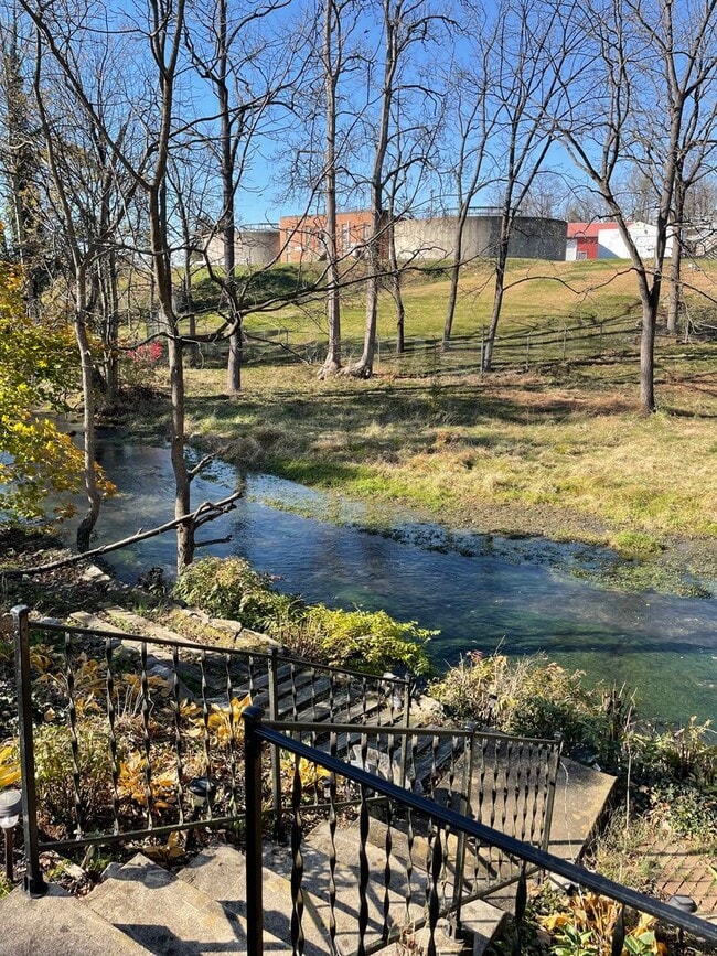 Building Photo - 107 E Main St