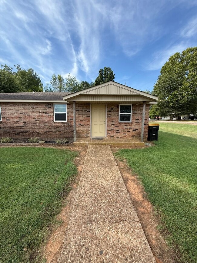 Building Photo - Hewitt - 821 (MR/RM)
