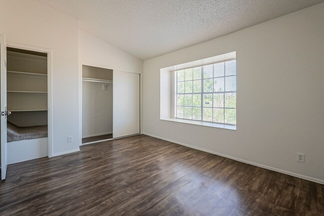Building Photo - 5821 N 59th Dr