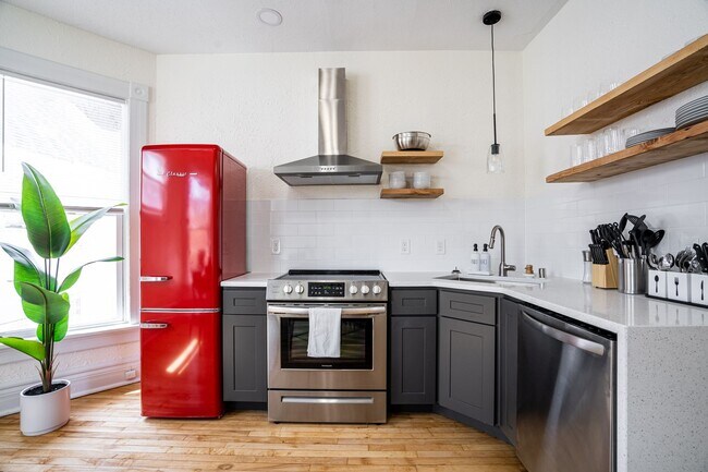 Building Photo - 4Bdrm Upper Flat of Eastside Duplex Fully ...