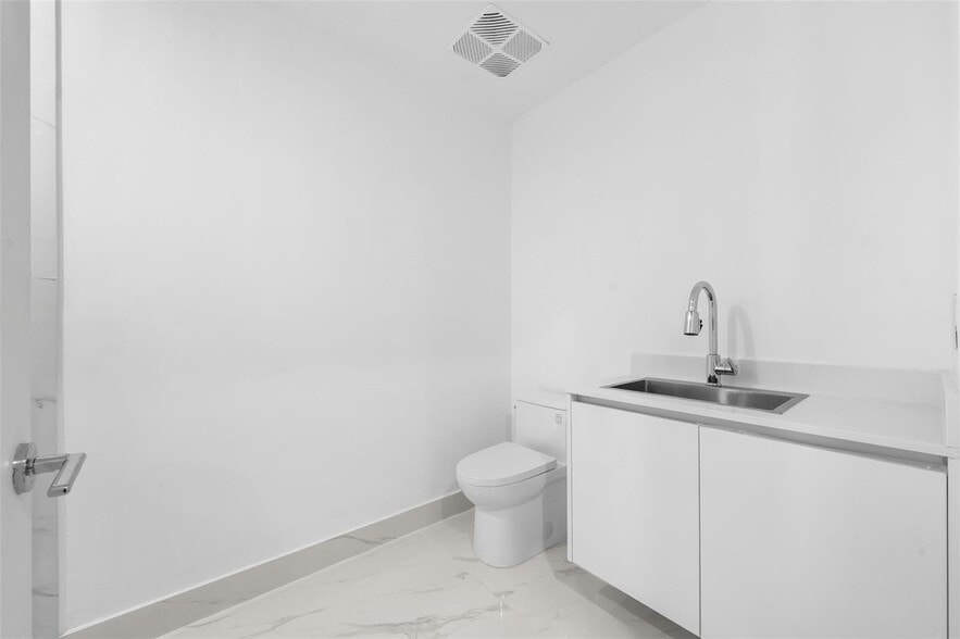 Building Photo - 700 NE 24th St