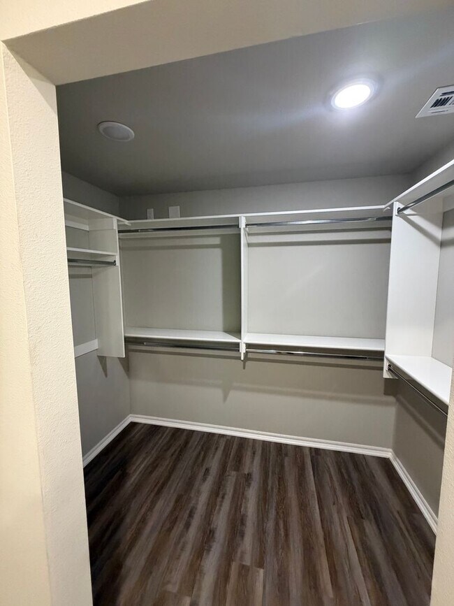 Building Photo - 3 Bed | 2 Bath Luxury Duplex
