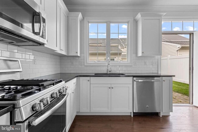 Building Photo - 619 W Mulberry St