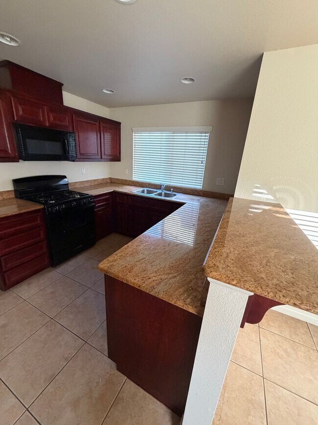 Building Photo - 585 Hart Dr