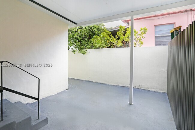 Building Photo - 995 SW 14th Ave