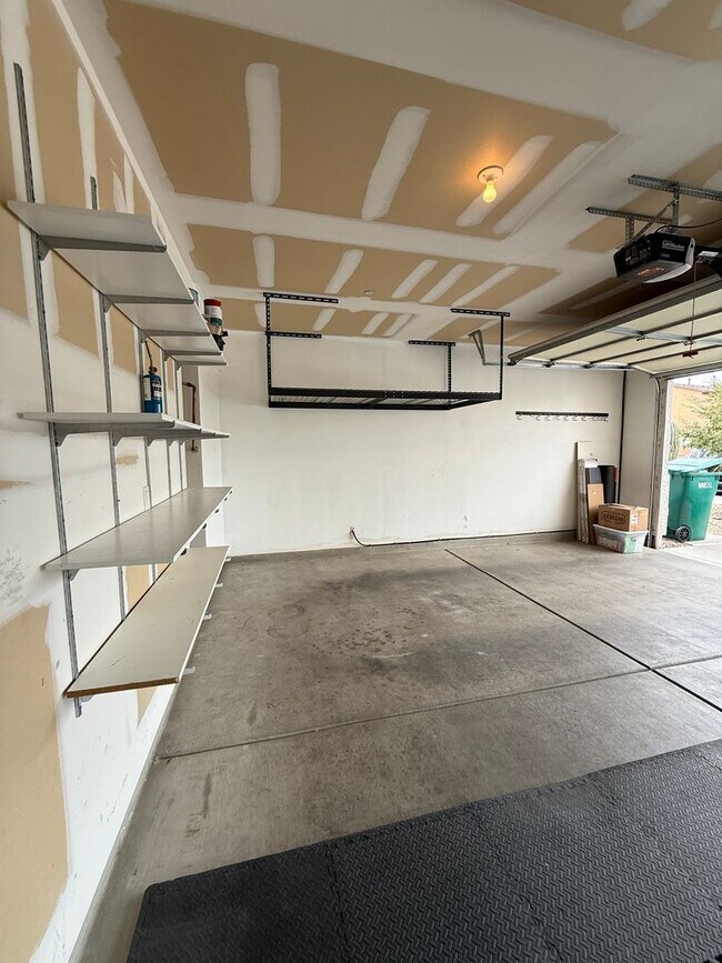 Building Photo - AVAILABLE NOW!  Beautiful 3BD/3BA North West HOME Resort-Style Living Across from Omni Tucson Nat...