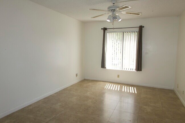 Building Photo - 208 Foxtail Dr