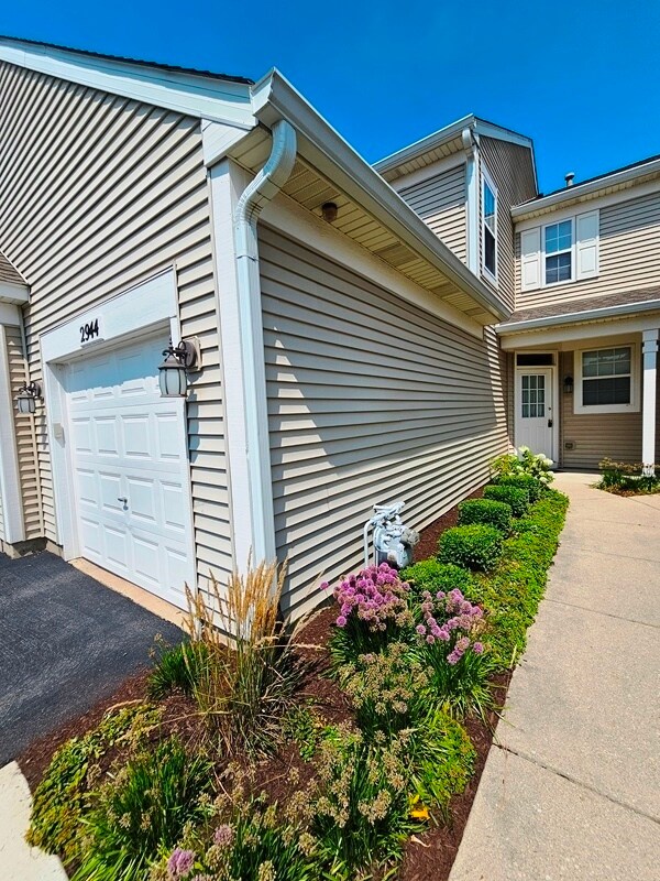 Building Photo - 2944 White Thorn Cir