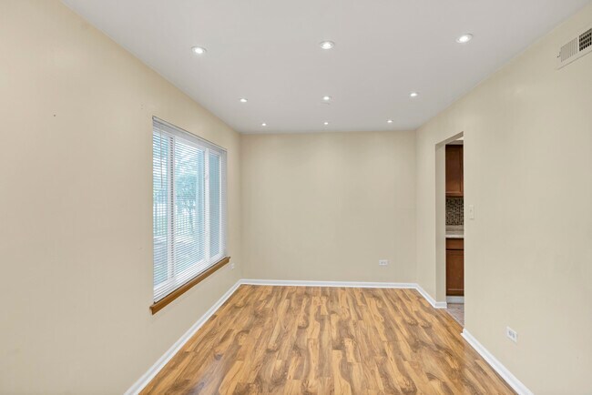 Building Photo - 1705 Robin Cir