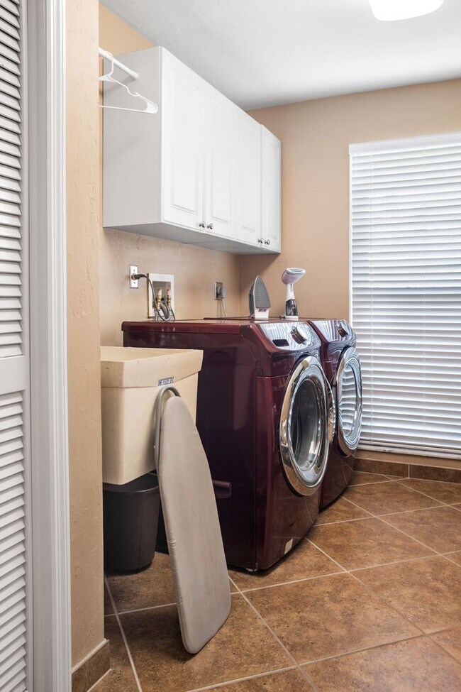 Building Photo - ** VICTORIA PARK ** 4 BED / 2 BATH - POOL ...