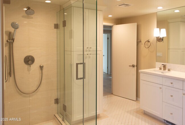 Building Photo - 6945 E Glenrosa Ave