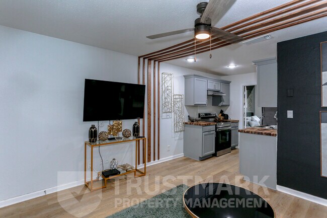 Building Photo - 614 Adams Ave