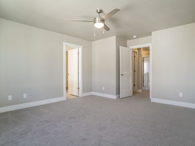 Building Photo - Beautiful 3 Bed 2.5 Bath Townhome in West ...