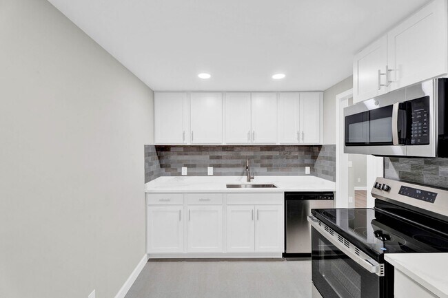 Building Photo - 6 Roanoke Ln
