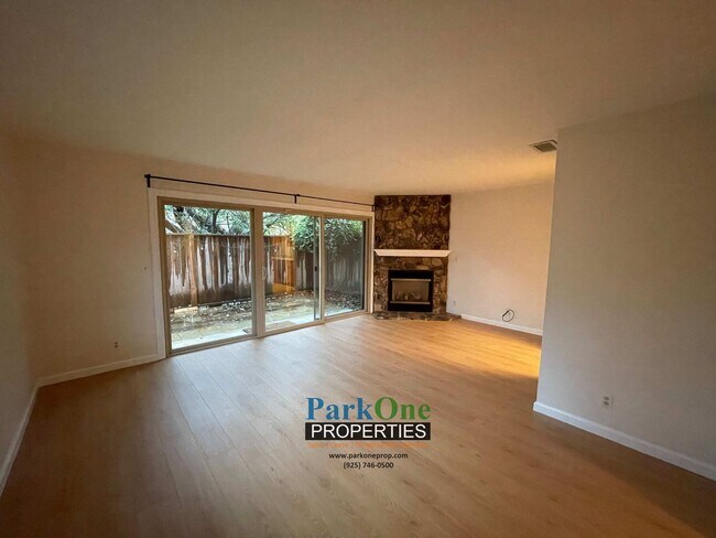 Building Photo - Cozy Skywest Townhome