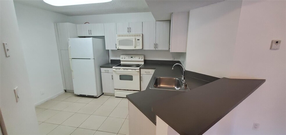 Building Photo - 8781 Wiles Rd