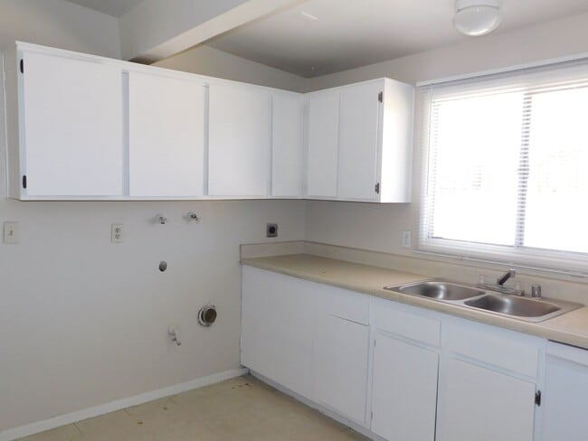 Building Photo - 4BD/2BA In La Mirage. Large Backyard!