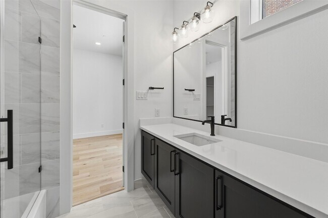 Building Photo - 404 Vista Buena Trl