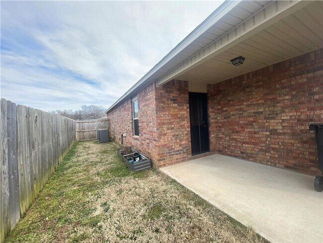 Building Photo - Spacious 3-Bedroom Springdale Home with Fenced Yard