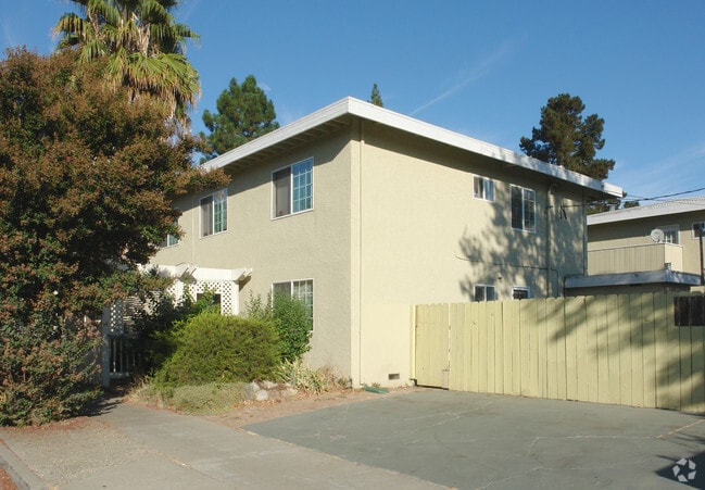 Building Photo - 928 Ravenscourt