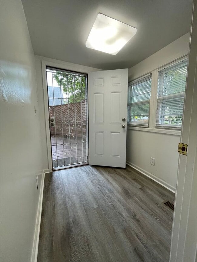 Building Photo - 3 Bedroom rancher in desirable West Side C...