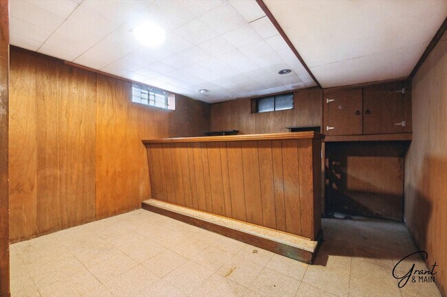 Building Photo - $1400 - Fully Renovated 3 Bed 1.5 Bath