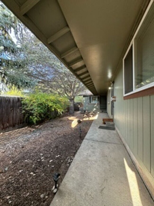 Building Photo - Villalpando - 1218-1222 Summers Lane PM 9-...
