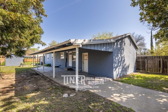 Building Photo - 2501 Laurence Ave