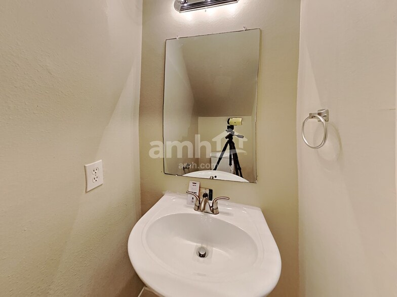 Building Photo - 4135 President's Dr W