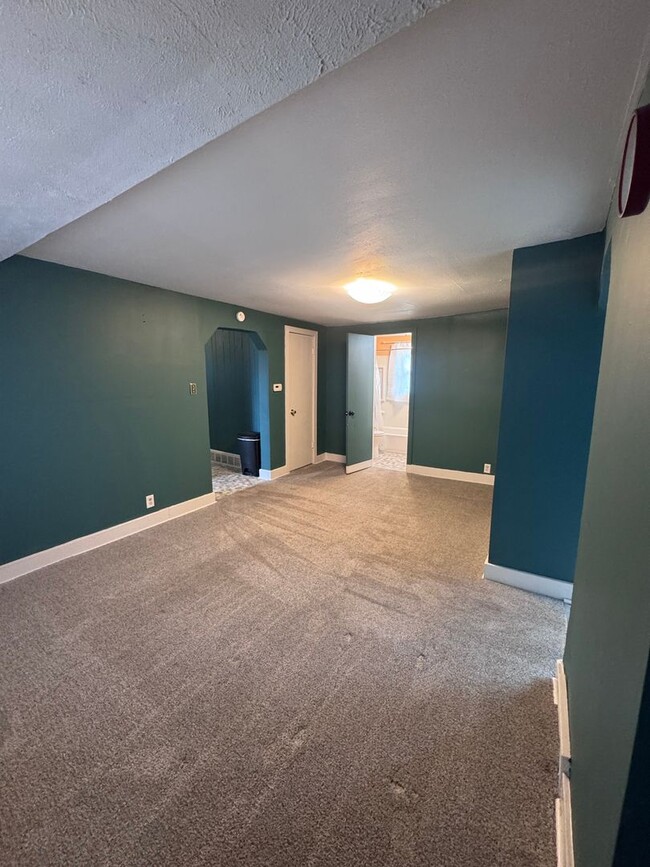 Building Photo - Updated South End 3 Bedroom