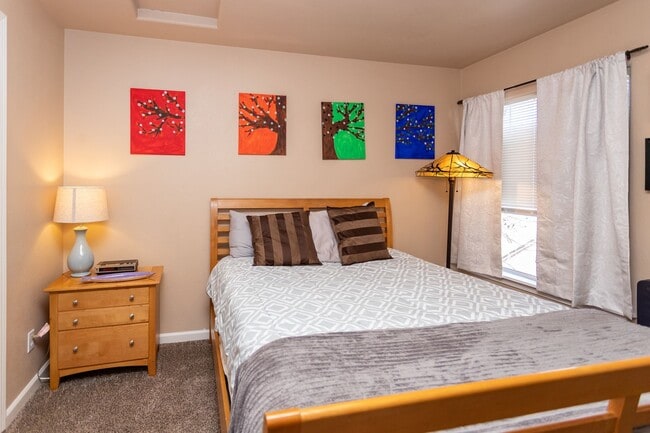 Building Photo - Beautiful upper-level condo in gated community!!!