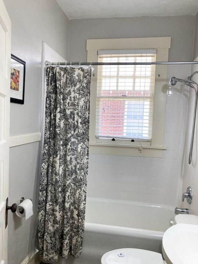 Building Photo - Midtown Bungalow 2BR House in Columbus Near Park