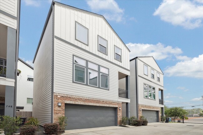 Building Photo - 746 W Donovan St