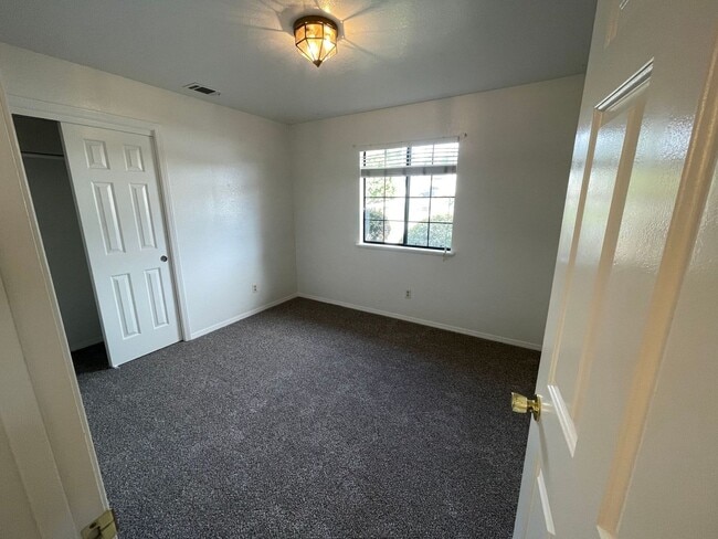 Building Photo - 1095 Robin Cir