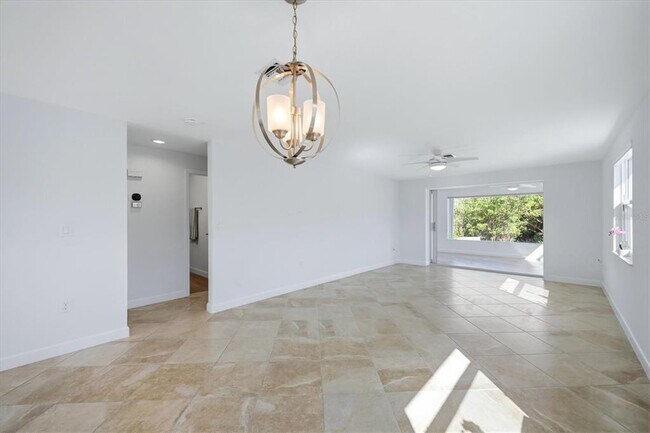 Building Photo - 885 Spanish Dr N